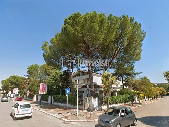 Appartamento con 11 locali in vendita in Via Bozzelli Francesco Paolo, Foggia