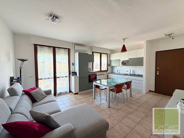 Appartamento trilocale in affitto in Centro, Camerata Picena