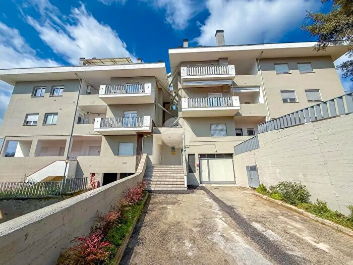 Appartamento quadrilocale in vendita in Via Cona, Teramo