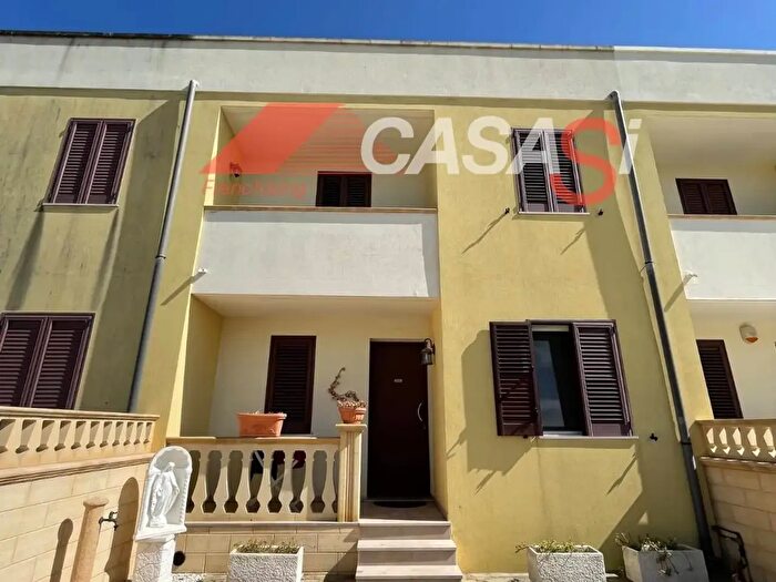 Casa con 5 locali in vendita in Piazza Carmelo Bene, Giurdignano