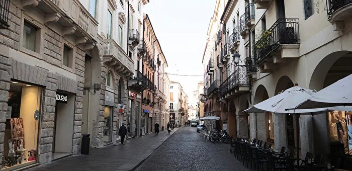 Appartamento quadrilocale in vendita in Corso Andrea Palladio, Vicenza