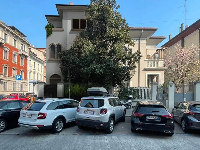 Casa con 10 locali in vendita in Via Piolti De Bianchi, Milano