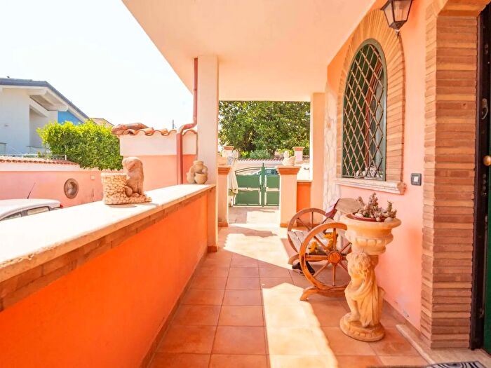 Casa trilocale in vendita in Via dei Gerani, Pomezia