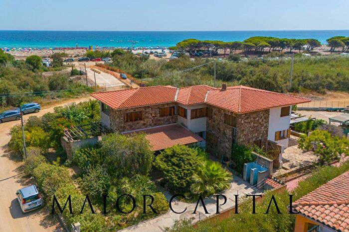 Casa con 9 locali in vendita in Via Lungo Mare, Budoni