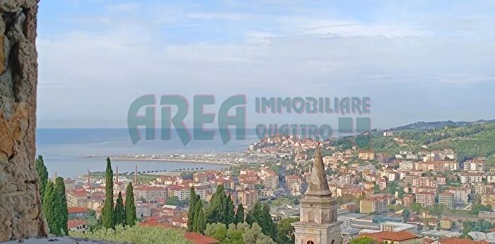 Casa con 8 locali in vendita in Via Fanny Roncati Carli, Imperia