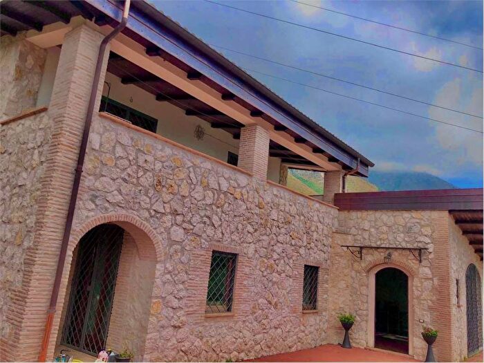Casa con 6 locali in affitto in Formia