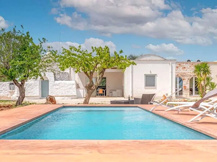 Casa con 9 locali in vendita in Latiano