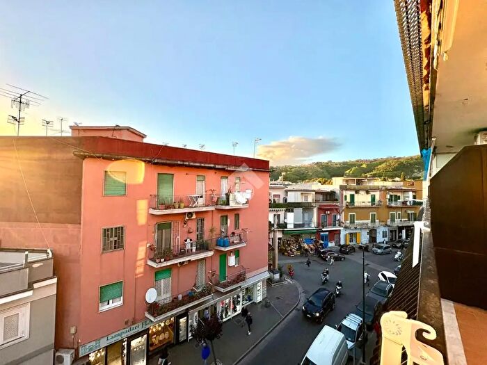 Appartamento bilocale in vendita in Via Provinciale Napoli, Napoli