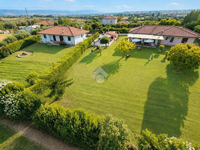 Casa con 7 locali in vendita in Via Case di Trento, Giulianova