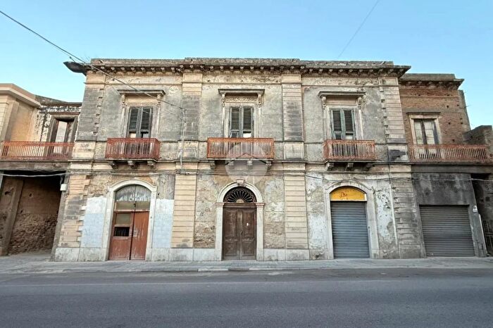 Appartamento con 6 locali in vendita in Via Umberto I, Roccalumera