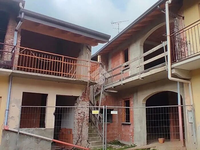 Casa trilocale in vendita in Piazza SAmbrogio, Lonate Pozzolo