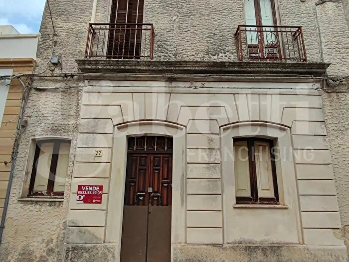 Casa con 9 locali in vendita in PresicceAcquarica