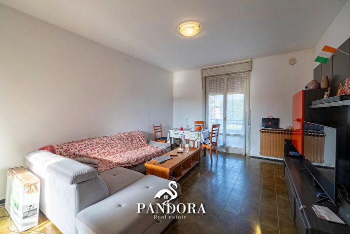 Appartamento trilocale in vendita in Via Napoli, Angera