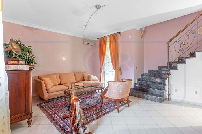 Casa quadrilocale in vendita in Via Malè, Garbagnate Milanese