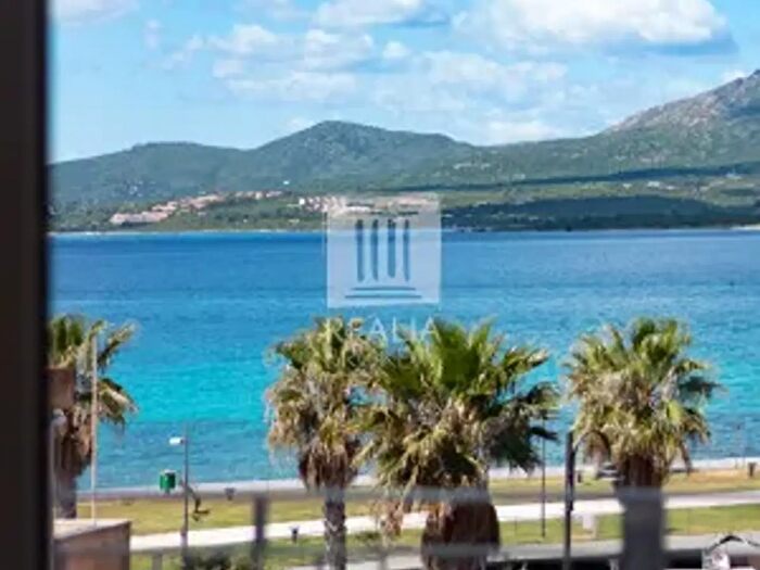 Casa quadrilocale in vendita in Via Libertà, Golfo Aranci