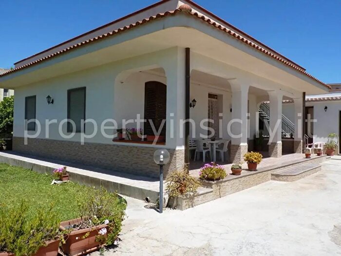 Casa con 8 locali in vendita in Avola