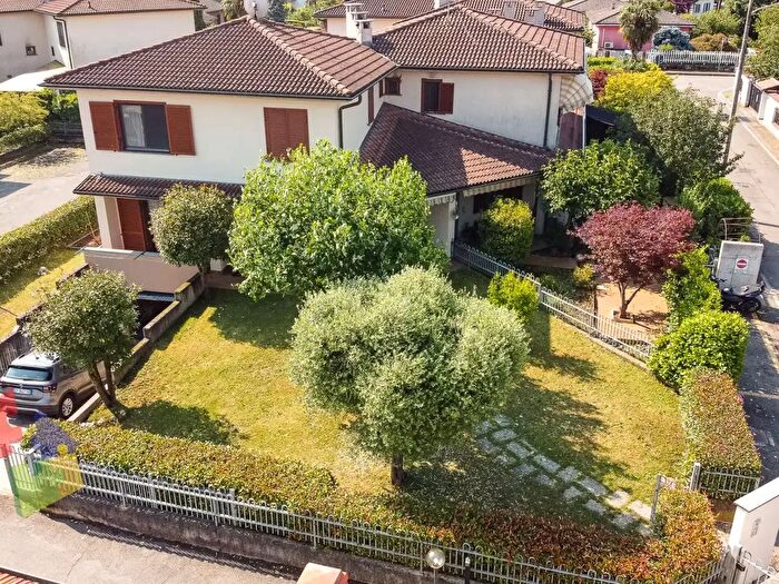 Casa con 7 locali in vendita in Via Pino Bay, Motta Visconti