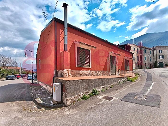 Casa con 10 locali in vendita in Viale dei Pini, Solopaca