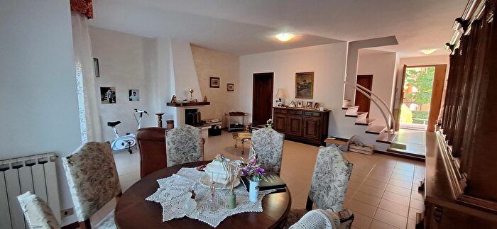 Casa con 10 locali in vendita in Via Battagli G, Rapolano Terme