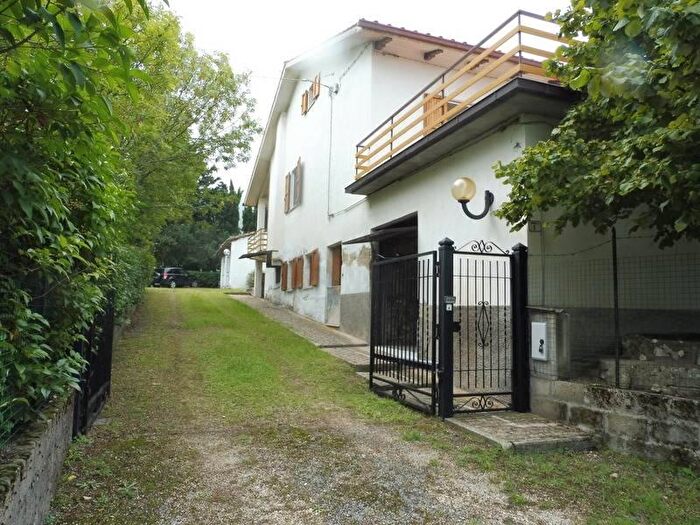 Casa con 7 locali in vendita in Apiro