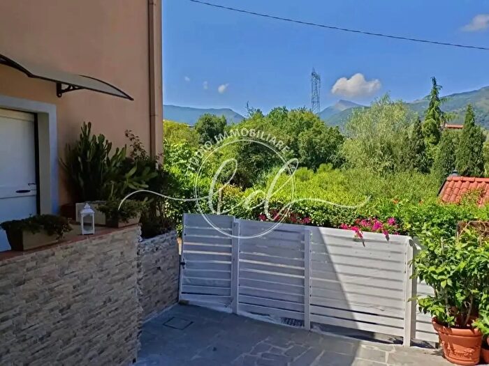 Casa con 6 locali in vendita in Camaiore