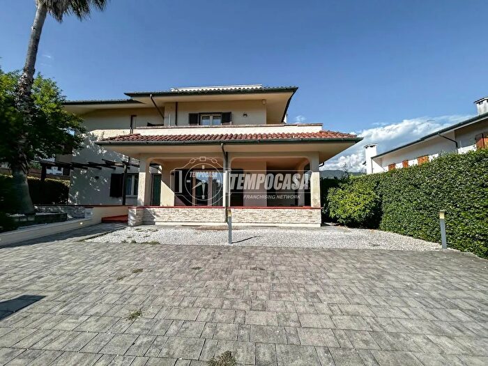 Casa con 5 locali in vendita in Via Giugno, Montignoso