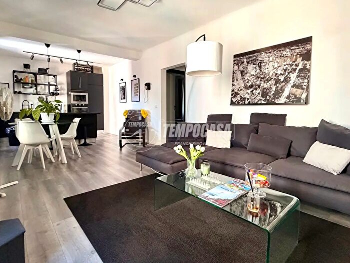 Appartamento trilocale in vendita in Via Ursone da Sestri, Genova