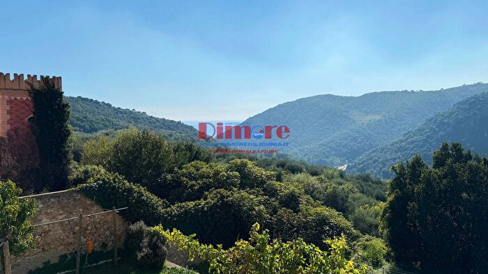 Appartamento bilocale in vendita in Piazza San Bartolomeo, Finale Ligure