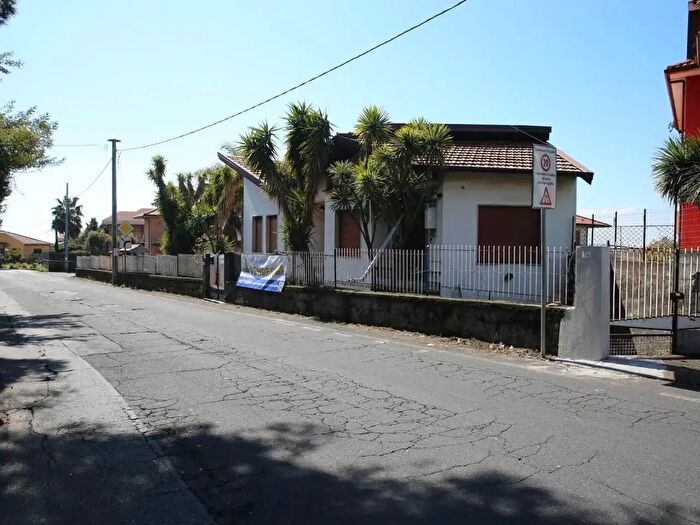 Casa trilocale in vendita in Via Etnea, Pedara