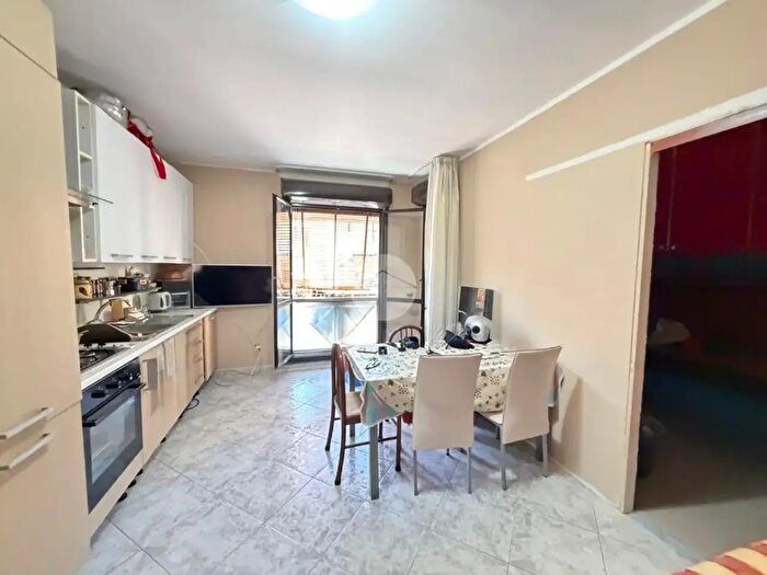 Appartamento trilocale in affitto in Via Ss Giovanni E Paolo, Napoli