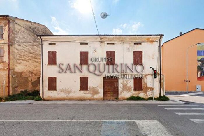 Casa con 6 locali in vendita in Via Veneria, Luzzara