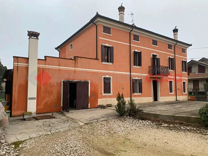 Casa con 11 locali in vendita in Via Adolfo Azzi, Trecenta