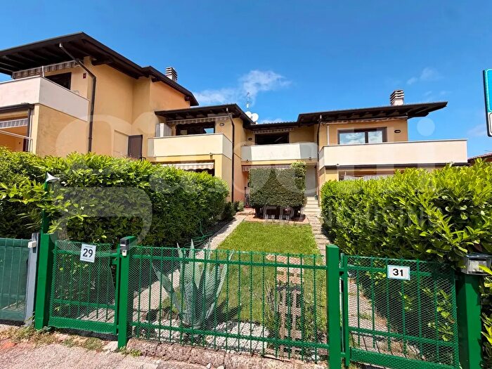 Appartamento bilocale in vendita in Via Guash, Puegnago Sul Garda