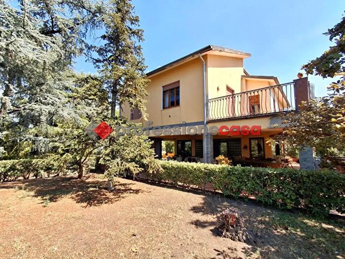 Casa con 7 locali in vendita in Via Arrigo Boito, Pedara