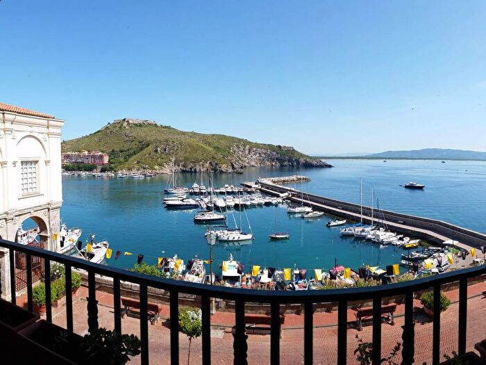 Appartamento trilocale in affitto in Piazza Santa Barbara, Porto Ercole, Monte Argentario
