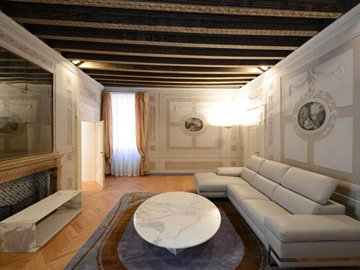 Appartamento con 6 locali in affitto in Via Fratta, Centro Storico, Verona