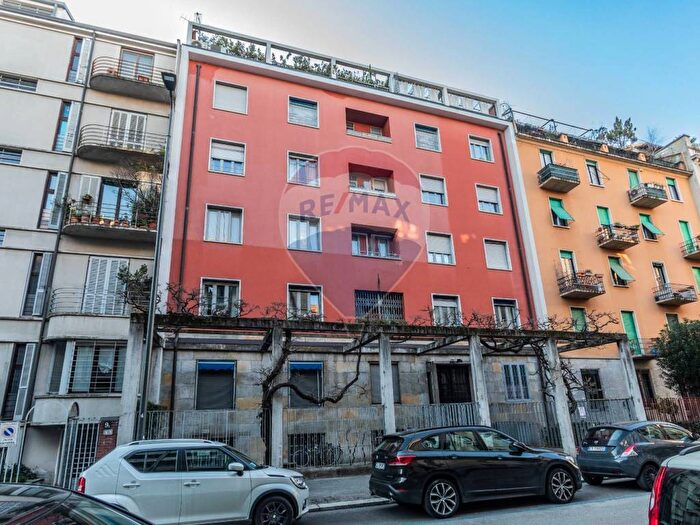 Appartamento trilocale in affitto in VIA LONGHI, Porta Vittoria, Milano