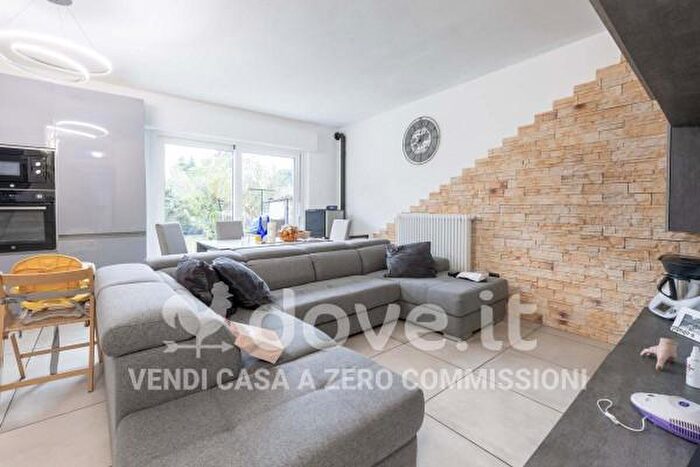 Casa con 6 locali in vendita in Via Savioli, Caravate