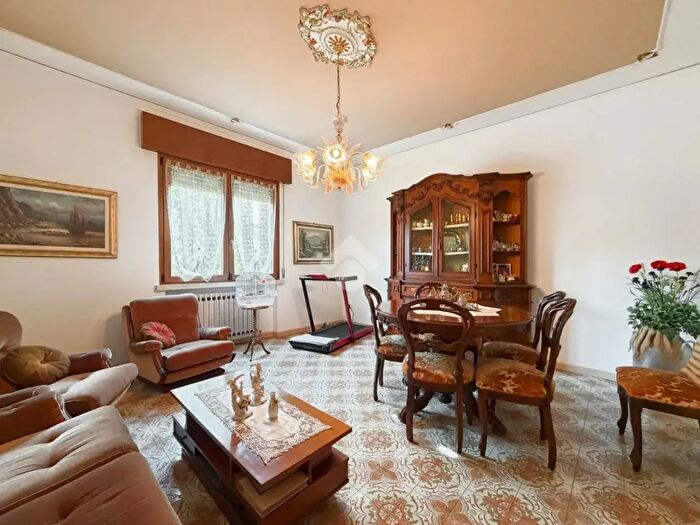 Casa con 8 locali in vendita in Via Trieste, Oppeano