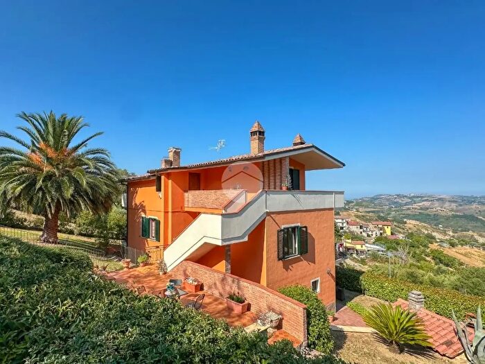 Casa con 7 locali in vendita in Villa Romita, Teramo