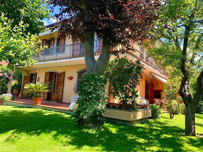 Casa con 10 locali in affitto in Caranna Forte dei Marmi Lucca, Forte Dei Marmi