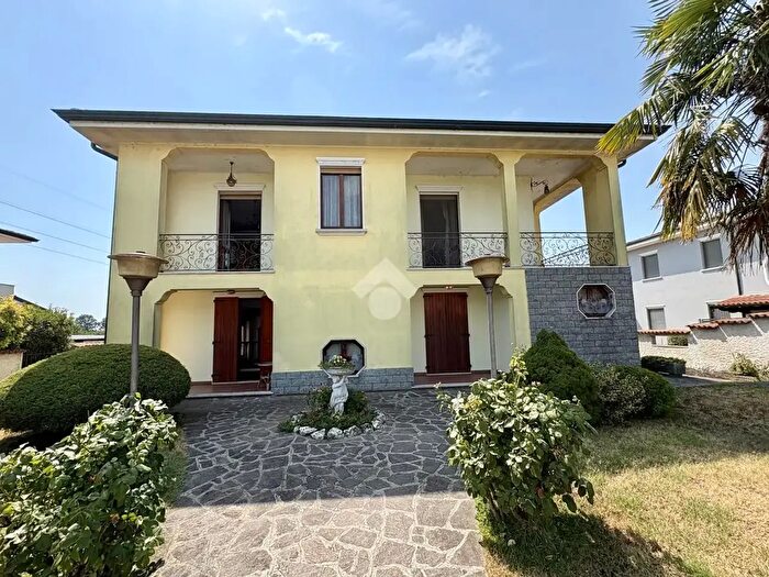 Casa con 7 locali in vendita in Via Palazzina, Crema