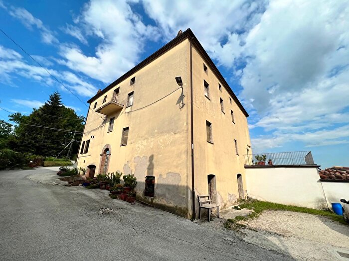 Casa con 12 locali in vendita in Ciaramella, Fabriano