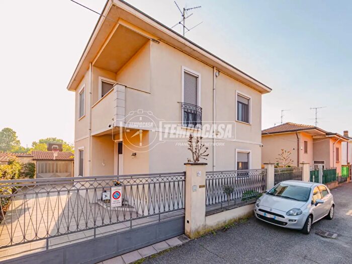 Casa quadrilocale in vendita in Via Canale Elena, Vigevano
