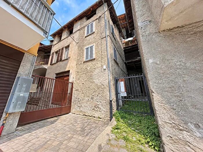 Casa trilocale in vendita in Via Roma, Castione Andevenno