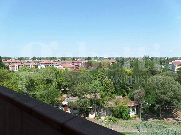 Appartamento con 5 locali in affitto in Via Fratelli Rosselli, Cento Paese, Cento