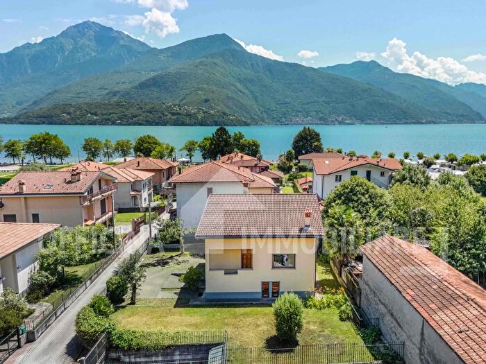 Casa con 5 locali in vendita in Via Statale, Dongo