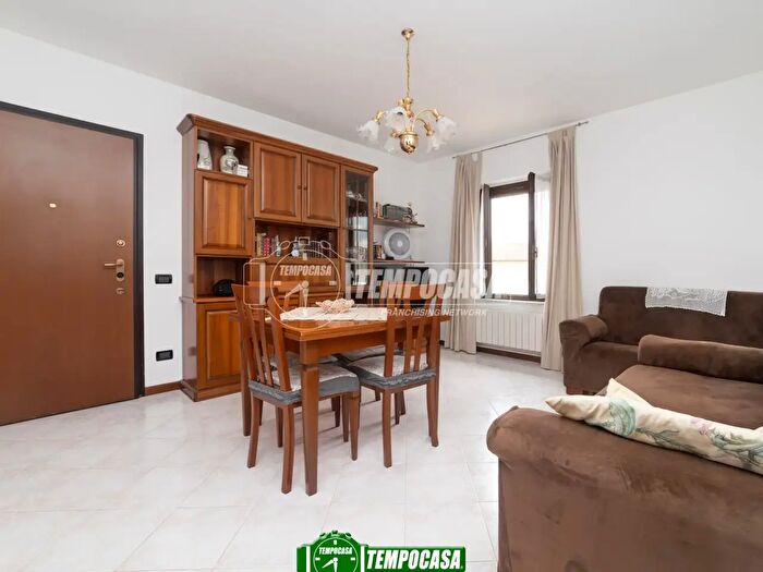 Appartamento trilocale in vendita in Via Vittorio Veneto, Bonate Sotto