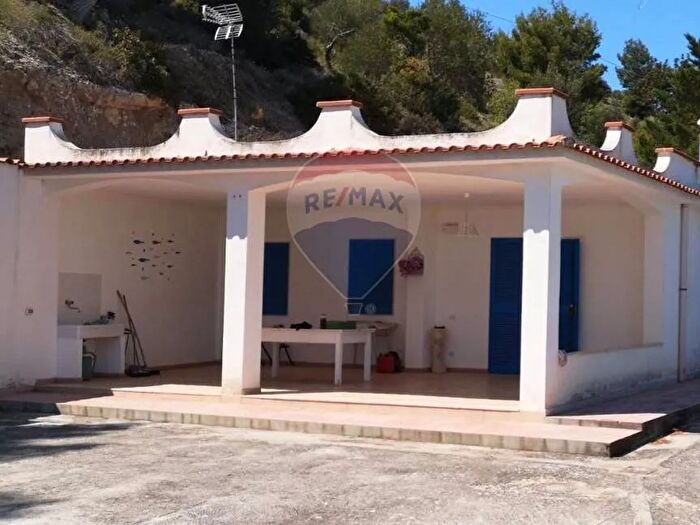 Casa bilocale in vendita in Baia delle Pietre Nere, Mattinata