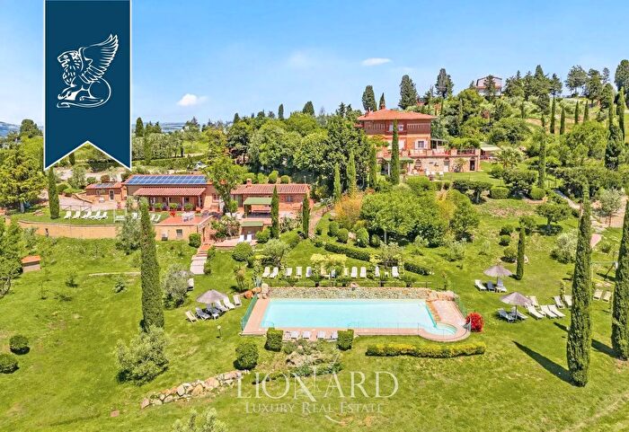 Casa con 8 locali in vendita in Pomarance